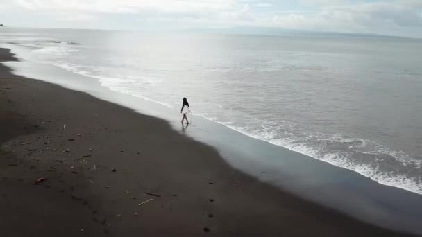 Dziewczyna Czarnej Plaży Surf — Wideo stockowe