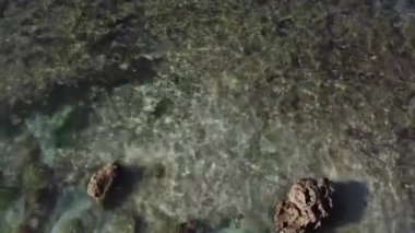 Temiz su dalgalar Melasti beach Bali dron çökmesini