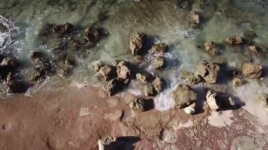 Temiz su dalgalar Melasti beach Bali dron çökmesini