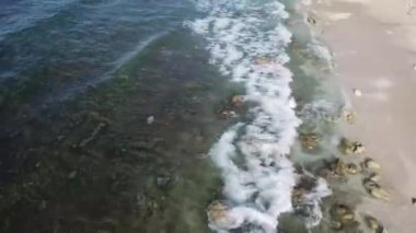 Temiz su dalgalar Melasti beach Bali dron çökmesini