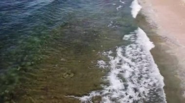 Temiz su dalgalar Melasti beach Bali dron çökmesini