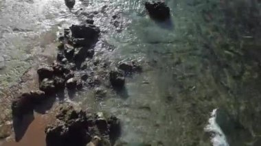 Temiz su dalgalar Melasti beach Bali dron çökmesini