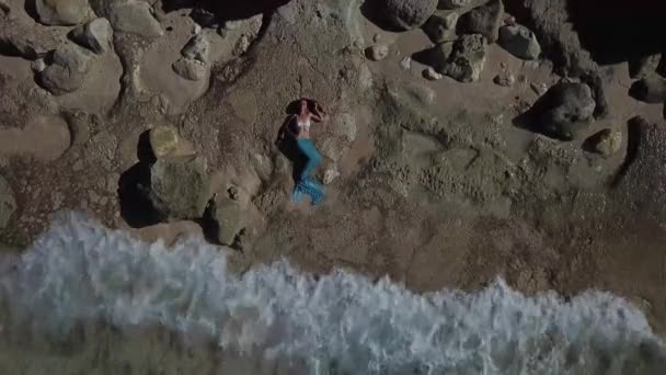Κορίτσι Στην Ενδυμασία Γοργόνα Melasti Παραλία Μπαλί Dron — Αρχείο Βίντεο