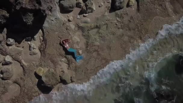 Ragazza Costume Sirena Melasti Spiaggia Dron Bali — Video Stock