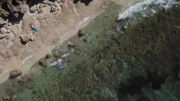 La fille en costume de sirène Melasti plage Bali dron 