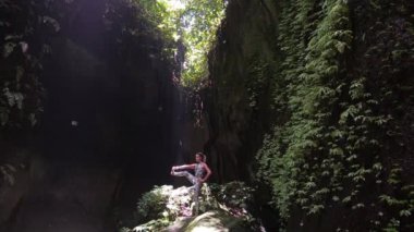 kız ve şelale ve bambu ormanda yoga
