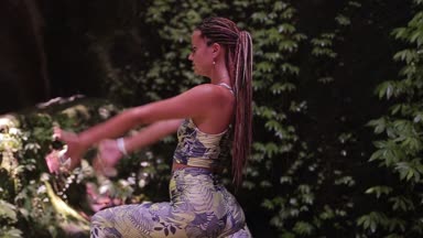 kız ve şelale ve bambu ormanda yoga
