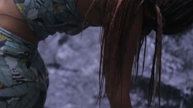 kız ve şelale ve bambu ormanda yoga