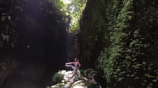 Fille Yoga Sur Cascade Forêt Bambous — Video