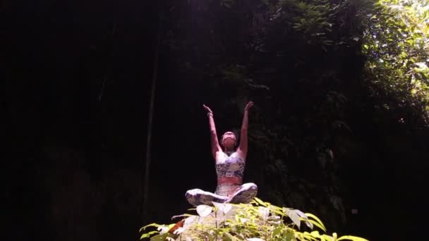 Fille Yoga Sur Cascade Forêt Bambous — Video