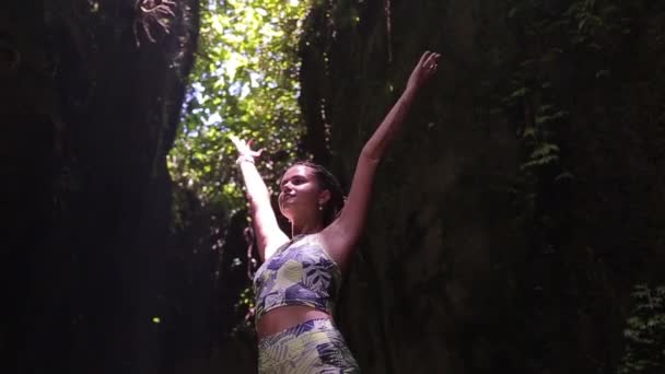 Mädchen Und Yoga Auf Wasserfall Und Bambuswald — Stockvideo