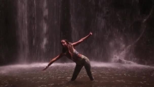 Дівчина Йога Водоспаді Бамбуковому Лісі — стокове відео