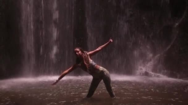 Mädchen Und Yoga Auf Wasserfall Und Bambuswald — Stockvideo