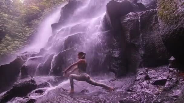 Fille Yoga Sur Cascade Forêt Bambous — Video