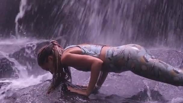 Lány Jóga Vízesés Bambusz Erdőben — Stock videók
