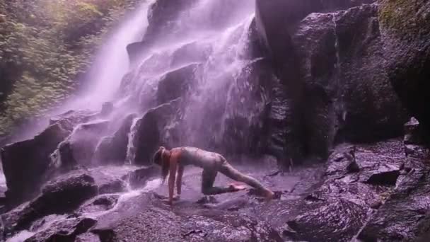 女孩和瑜伽在瀑布和竹林里 — 图库视频影像