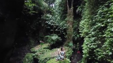 kız ve şelale ve bambu ormanda yoga