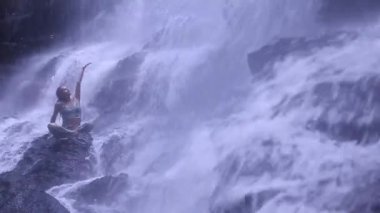 kız ve şelale ve bambu ormanda yoga