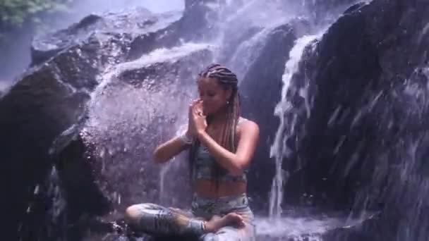 瀑布与竹林中的女孩与瑜伽 — 图库视频影像