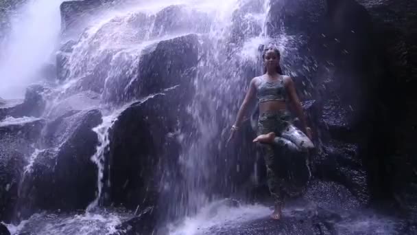 Mädchen Und Yoga Auf Wasserfall Und Bambuswald — Stockvideo