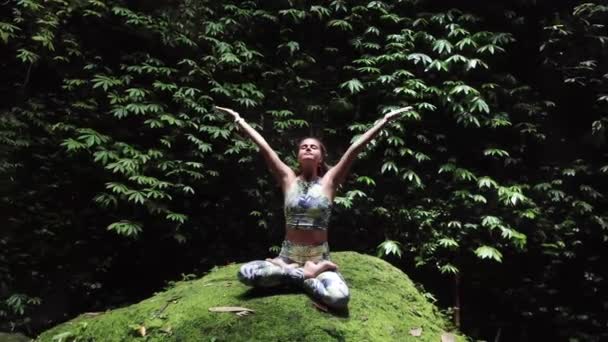 Mädchen Und Yoga Auf Wasserfall Und Bambuswald — Stockvideo