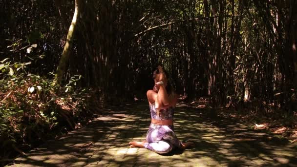 Fille Yoga Sur Cascade Forêt Bambous — Video