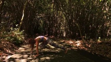 kız ve şelale ve bambu ormanda yoga