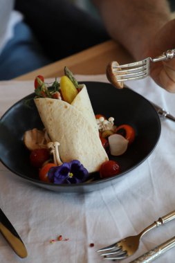 Sebzeli, meyveli ve soslu shaverma.