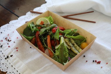 Kızarmış sebzeli salata ve dolmalık biberli otlar.