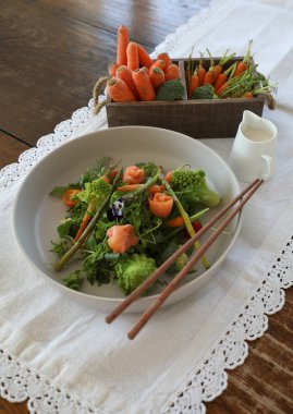 Sebzeli salata ve Çin çubuklu somon.