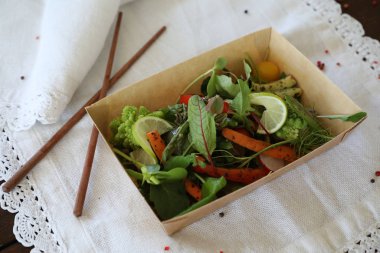 Kızarmış sebzeli salata ve dolmalık biberli otlar.