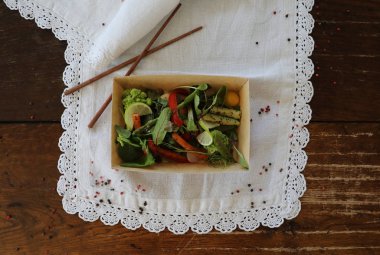 Kızarmış sebzeli salata ve dolmalık biberli otlar.