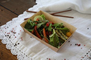 Kızarmış sebzeli salata ve dolmalık biberli otlar.