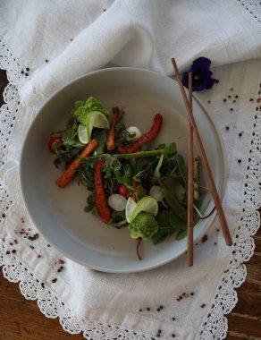 Kızarmış sebzeli salata ve dolmalık biberli otlar.