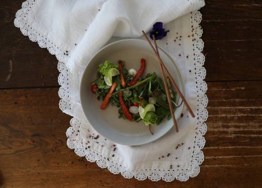 Kızarmış sebzeli salata ve dolmalık biberli otlar.