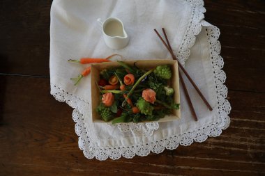 Sebzeli salata ve Çin çubuklu somon.