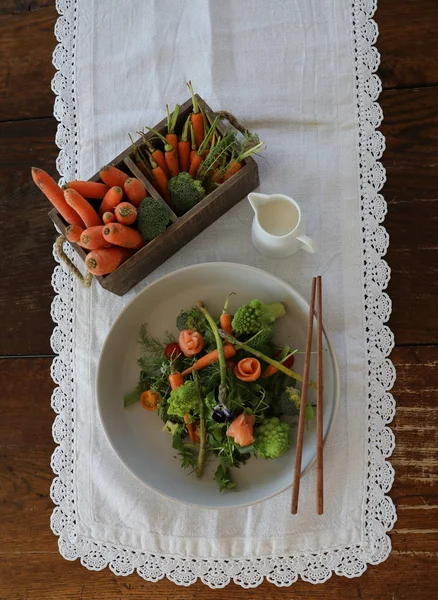 Sebzeli salata ve Çin çubuklu somon.