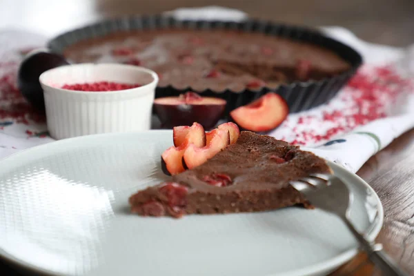 Schokoladenkuchen mit Kirschen Himbeeren und Pflaumen lizenzfreie Stockbilder