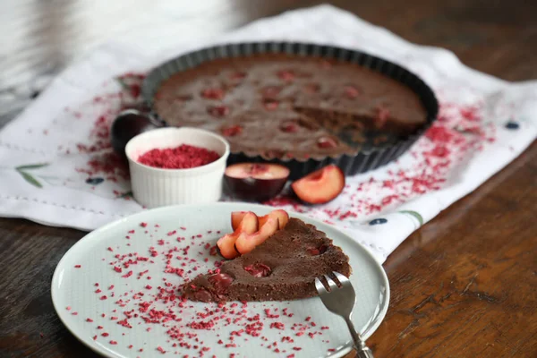 Schokoladenkuchen mit Kirschen Himbeeren und Pflaumen Stockfoto