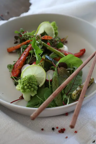 Salat mit gegrilltem Gemüse und Kräutern mit Paprika Stockfoto