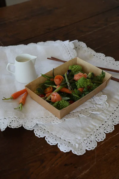 Salat mit Gemüse und Lachs mit chinesischen Sticks Stockbild