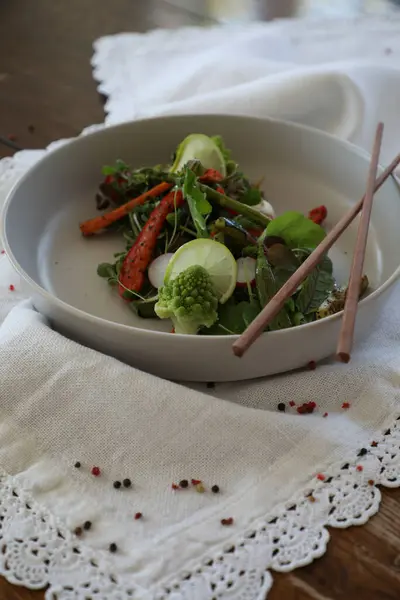 Salat mit gegrilltem Gemüse und Kräutern mit Paprika Stockbild