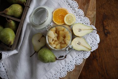 Büyük armutlar ve taze armutlardan yapılmış komposto reçeli.