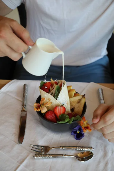 Shaverma-Obstbrötchen mit Gemüse und Obst und Soße lizenzfreie Stockfotos