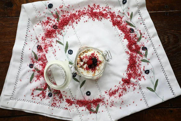 Müsli mit Himbeeren Joghurt Honig und Beeren lizenzfreie Stockfotos