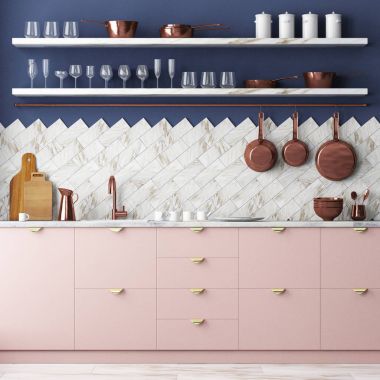 Gül ve mavi renklerde iç mutfak 