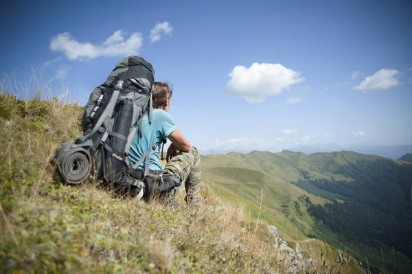 dağlarda bir turist. Abhazya