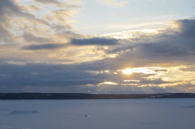 Kuzey Sibirya. Gün batımı ve bulutlar. Kar yağışıName.