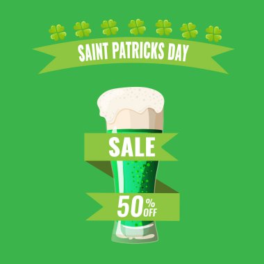 Aziz Patrick Günü için kuponda yeşil biralı bardaklar var.