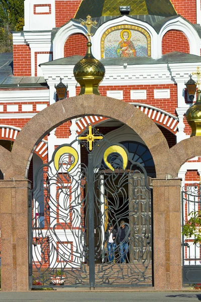 Openwork gate - detail an orthodox temple — Stock Photo, Image